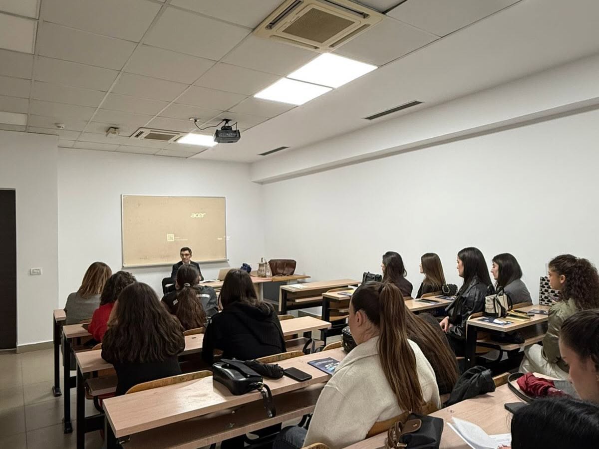 Të reja të ulura në klasë gjatë një sesioni